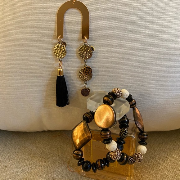 Earrings on rose gold platform & black tassel & hammered gold, silver & copper. - Picture 1 of 2